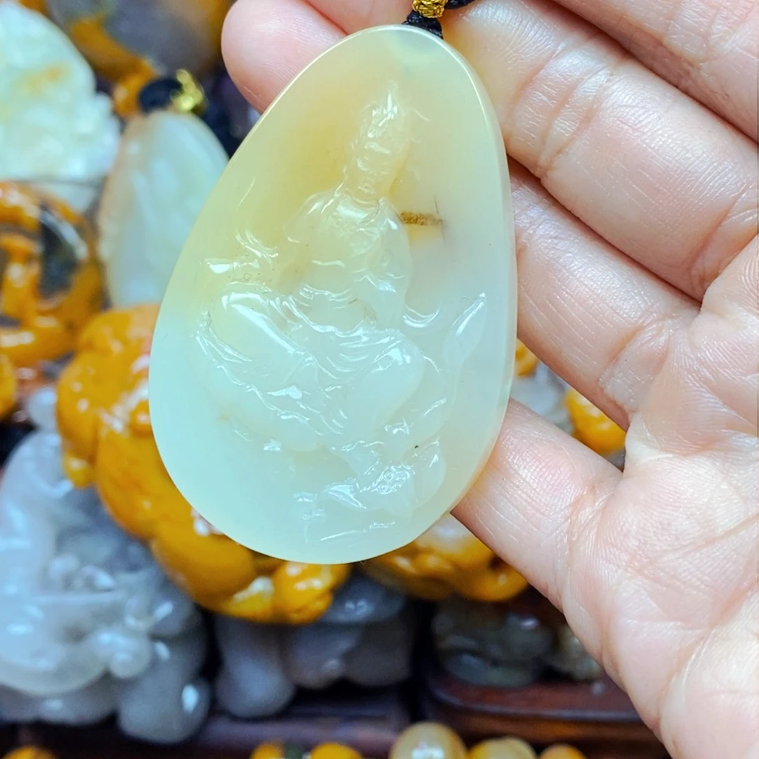 未镶嵌石英质玉（黄龙玉）颈饰