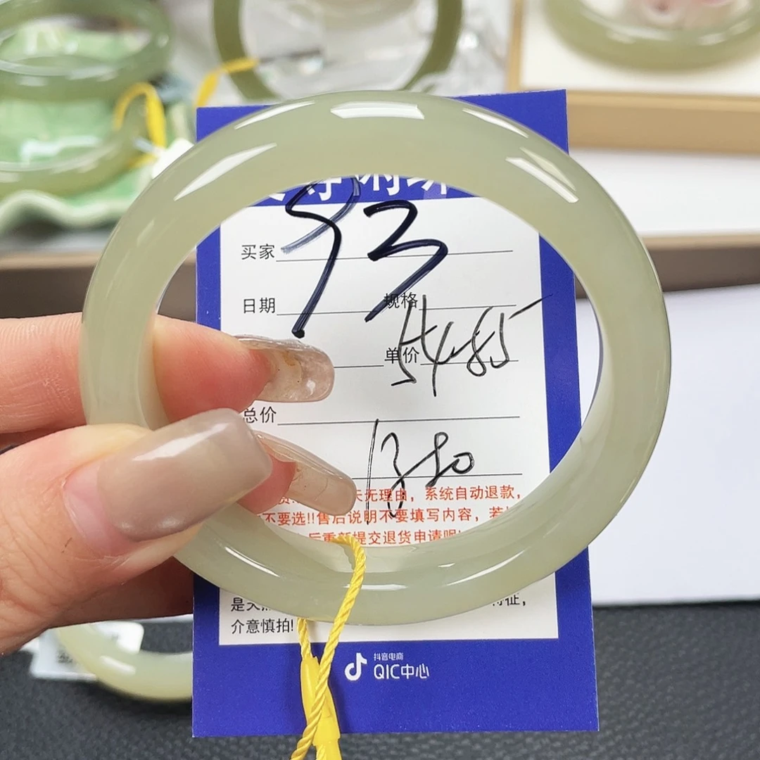 M***1和田玉未镶嵌手镯