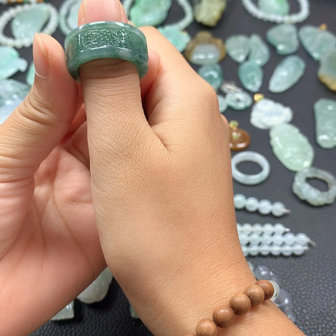 翡翠未镶嵌颈饰戒圈