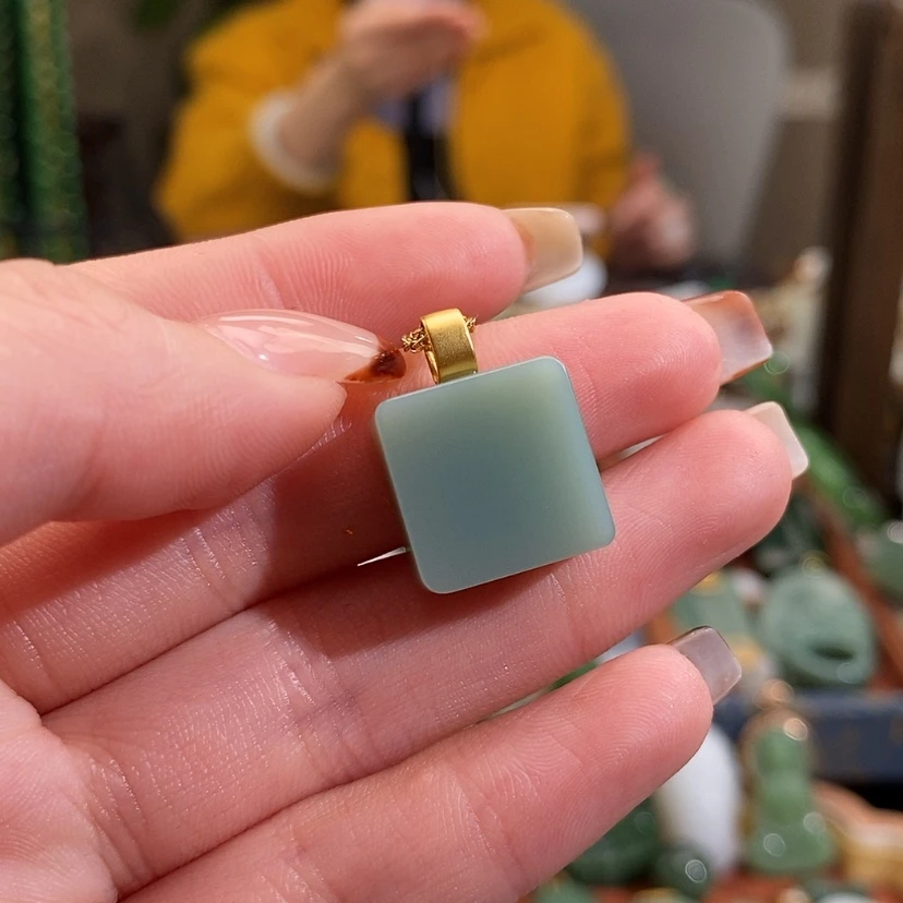 【闪购商品】吊坠(赠链)18K金镶嵌和田玉