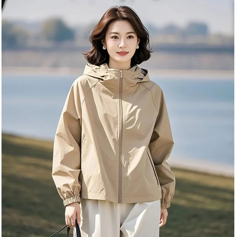 2025开春百搭超火酷飒拽姐高级感超好看冲锋衣女短款连帽外套减龄