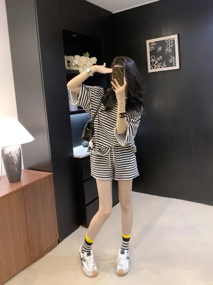 2025新款炸街独特漂亮洋气休闲短裤套装夏季时尚减龄条纹两件套女