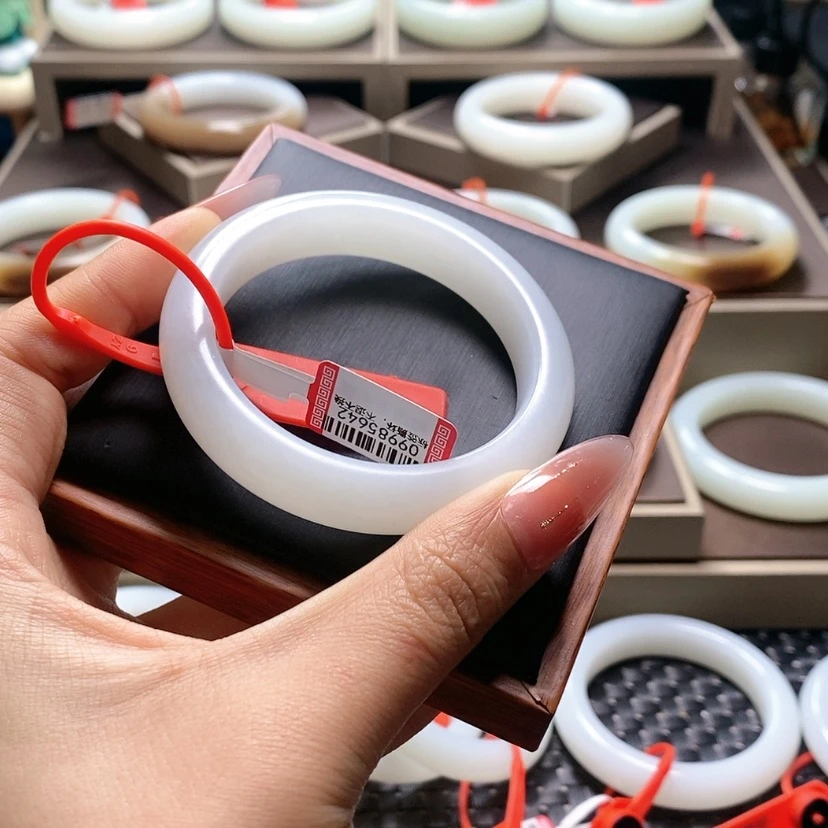 【闪购商品】和田玉手镯未镶嵌正*