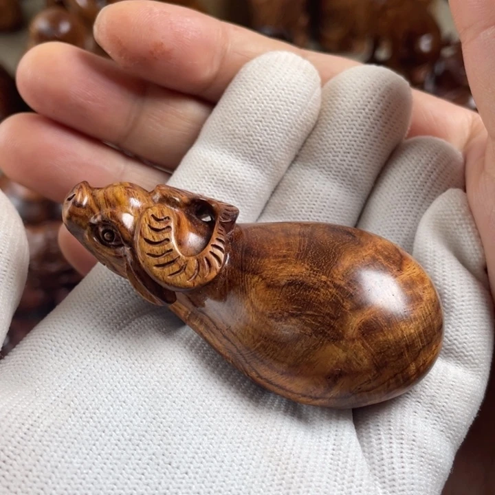 我***休黄花梨/降香黄檀小牛把件