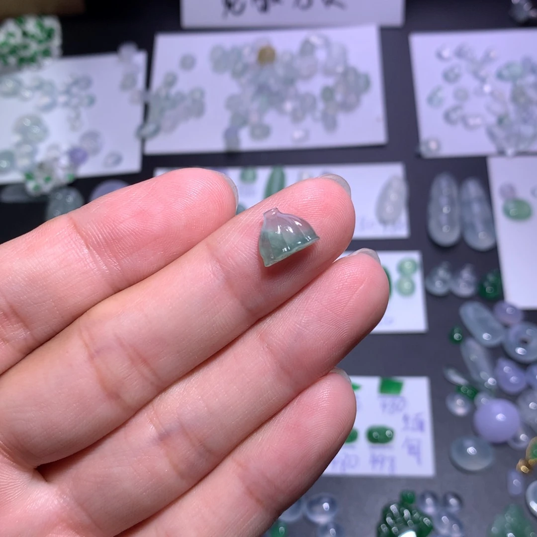 翡翠未镶嵌颈饰莲蓬