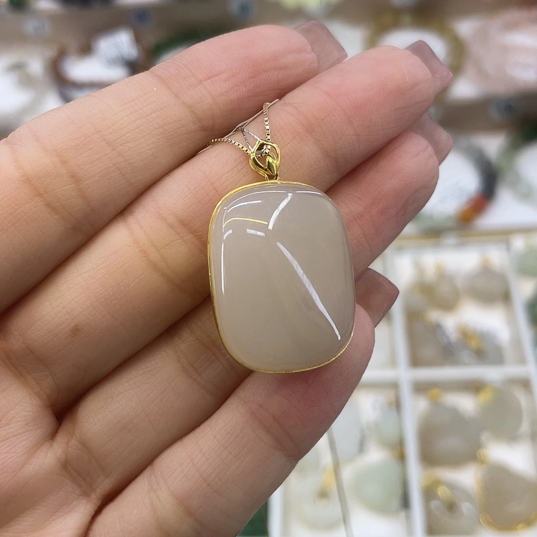 和田玉18K金镶嵌吊坠(赠链)