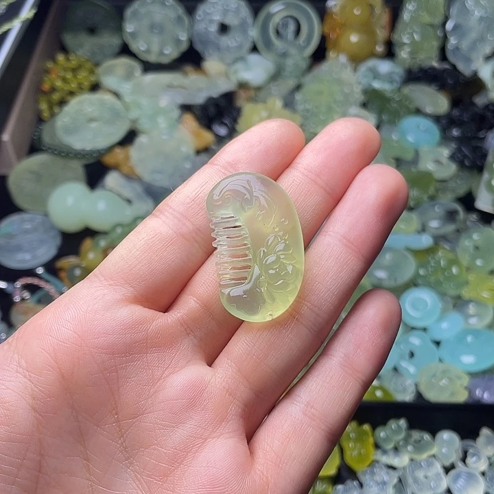 蛇纹石玉合金颈饰梳子挂坠