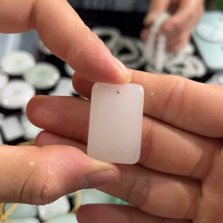 石英质玉未镶嵌颈饰