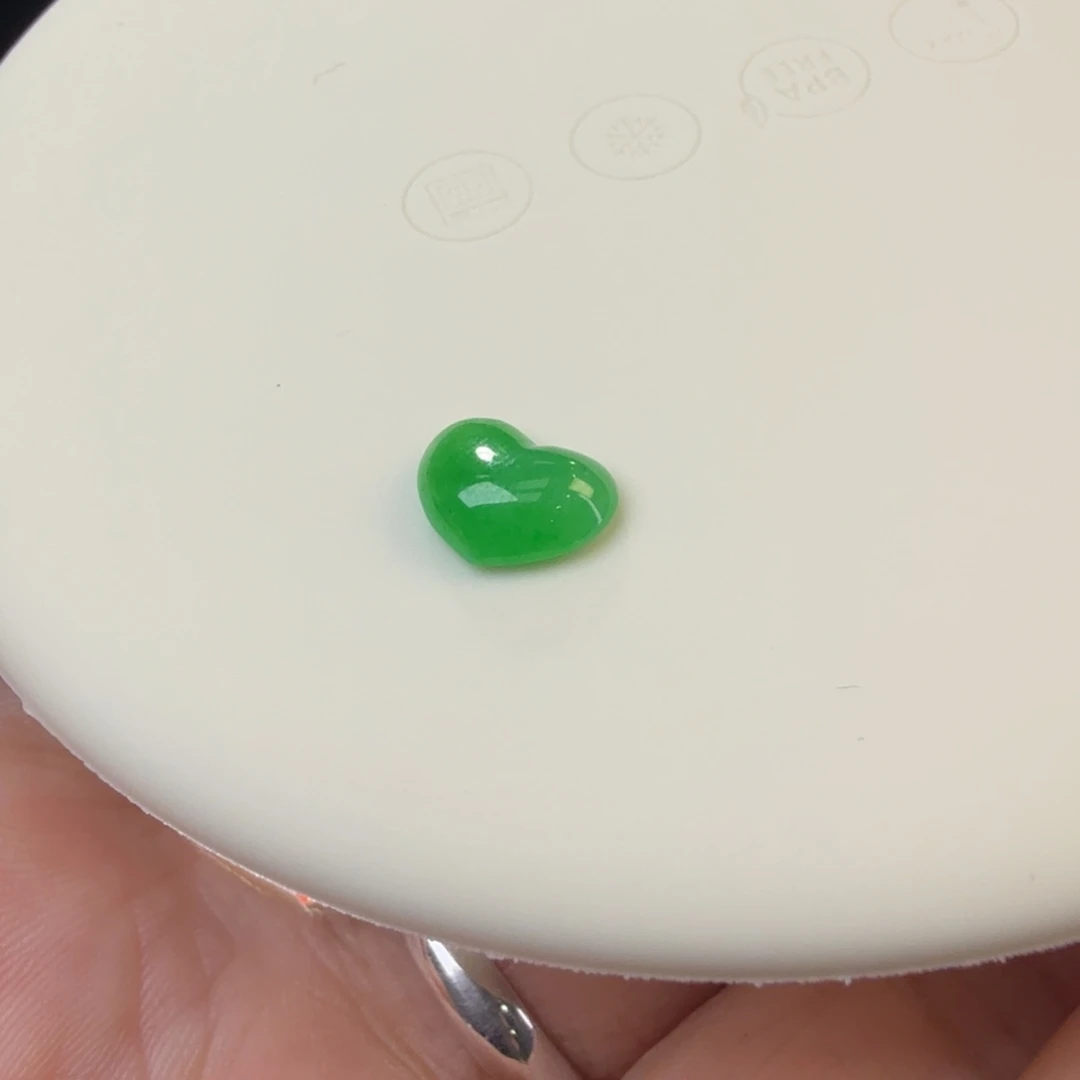 翡翠裸石满绿爱心裸石