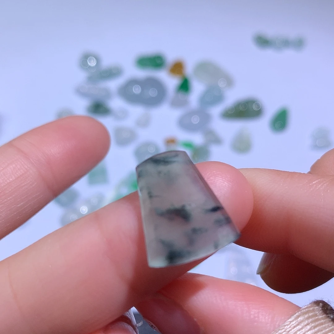 翡翠颈饰未镶嵌无事