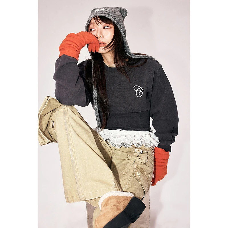 CHUU冬季女装字母刺绣风设计拼接设计收腰圆领套头百搭基础卫衣