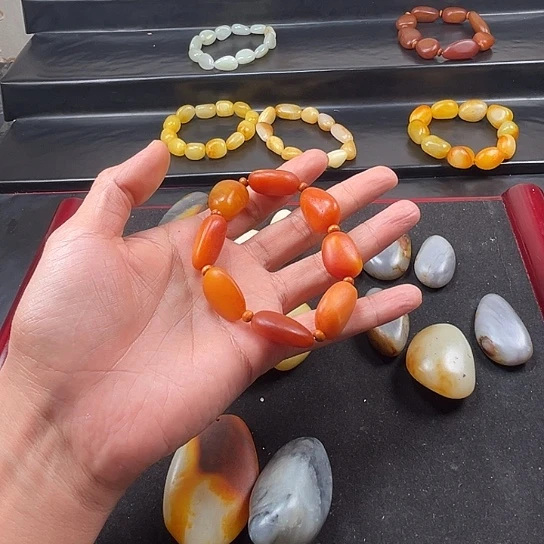 日***号和田玉未镶嵌颈饰