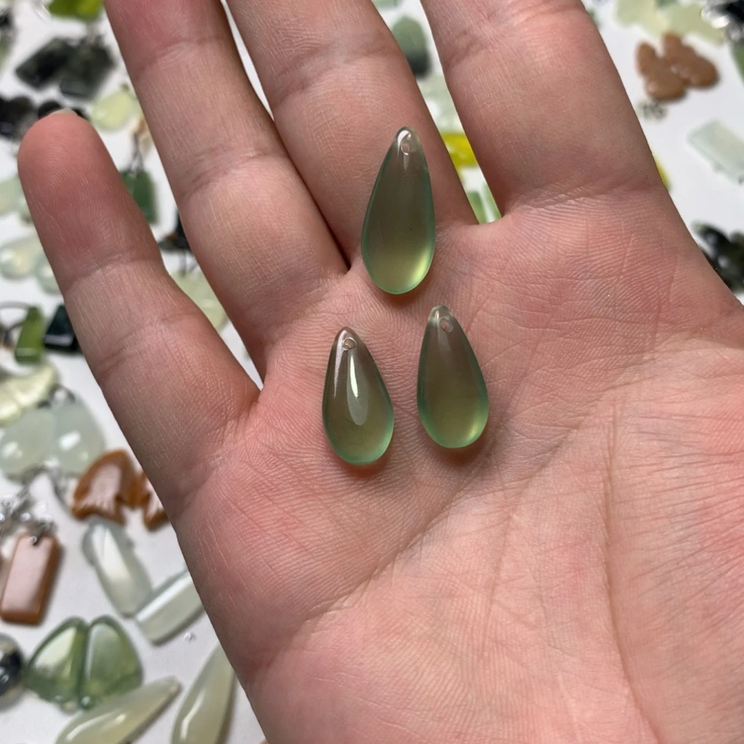 蛇纹石玉未镶嵌耳坠
