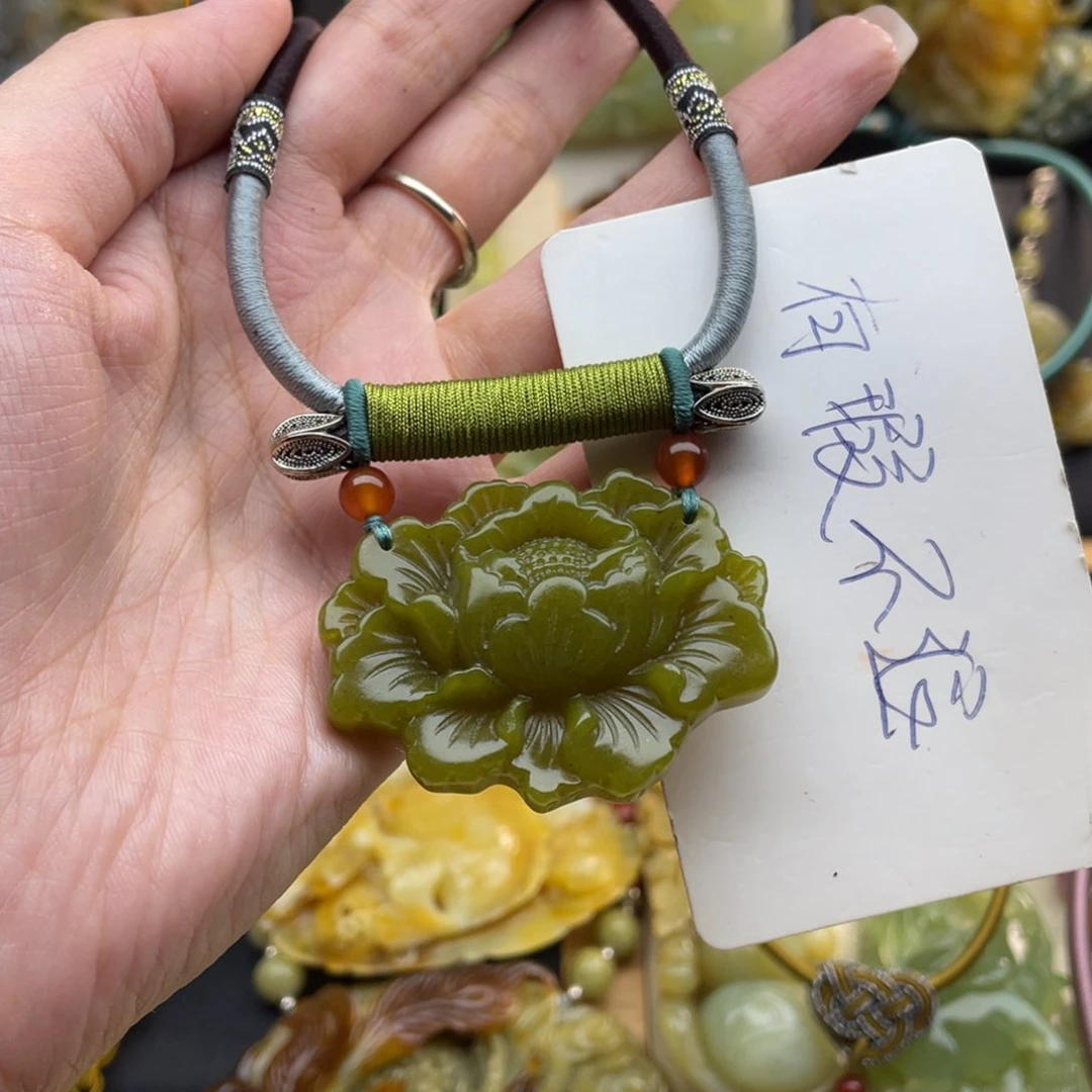 蛇纹石玉颈饰未镶嵌