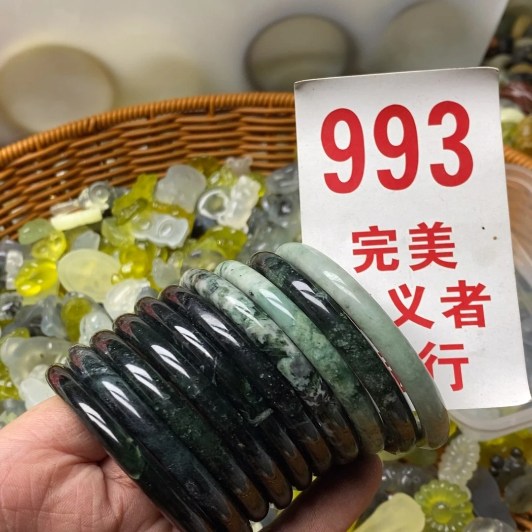 蛇纹石玉挂坠未镶嵌