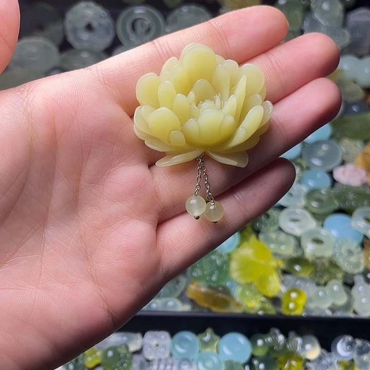 蛇纹石玉合金颈饰牡丹花