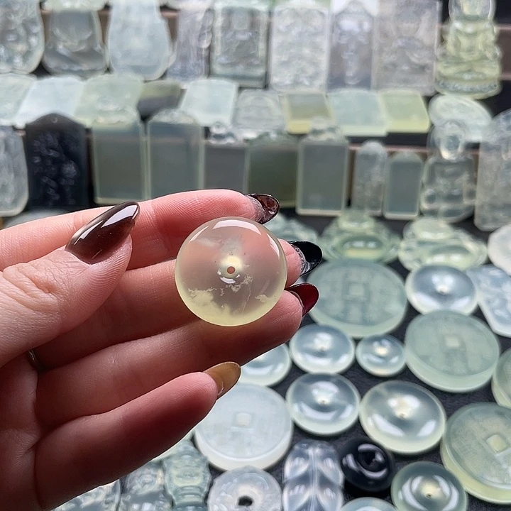 岫玉未镶嵌颈饰平安扣