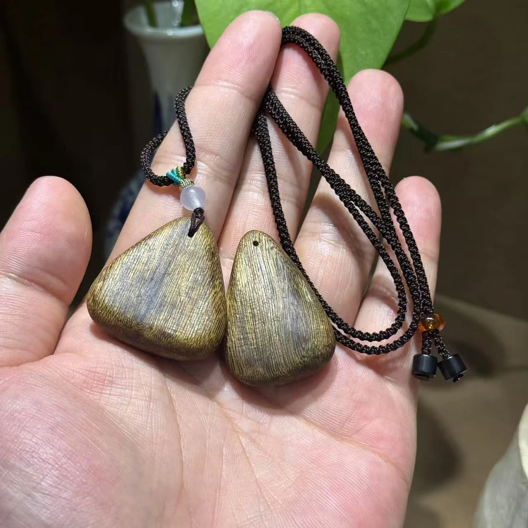 沉香【老胡严选】5 G43581-沉香乌神水滴吊足-多样性发其一-29*30mm