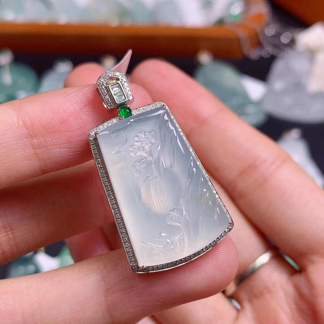 颈饰18K金镶嵌翡翠