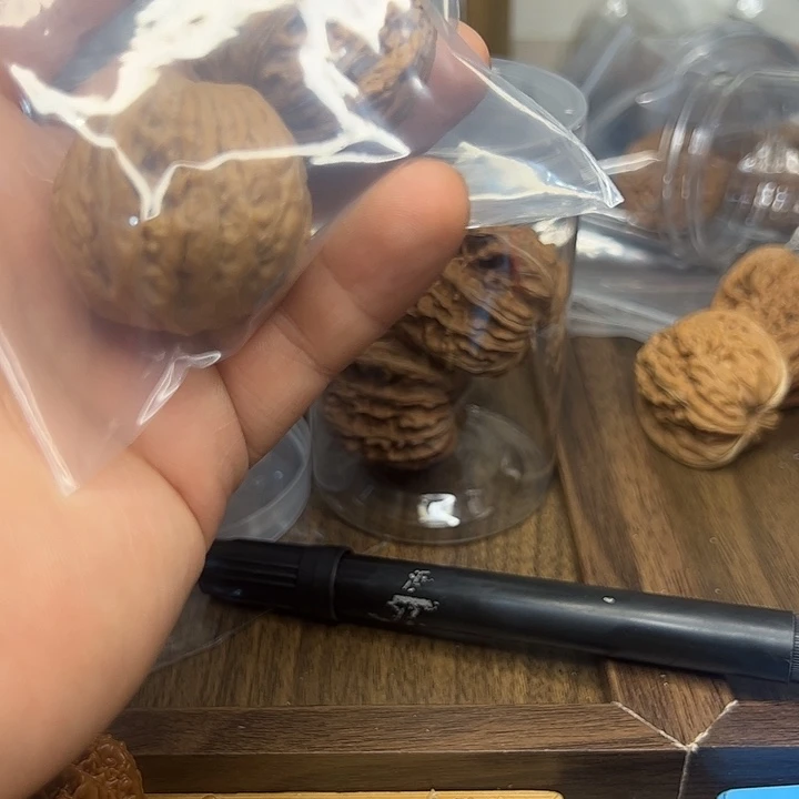 贾***旭桃核吊坠铁锤妹妹