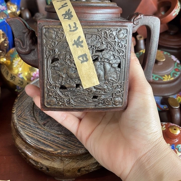 段泥茶壶原矿泥料手工制作的一把紫砂壶。