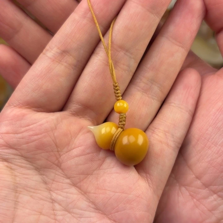 余***生石英质玉黄蜡石挂件未镶嵌