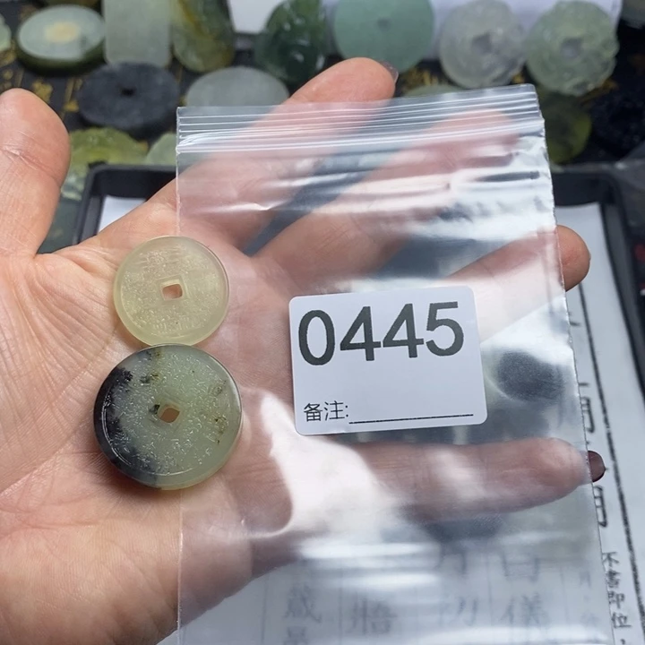 蛇纹石玉颈饰合金魏****人