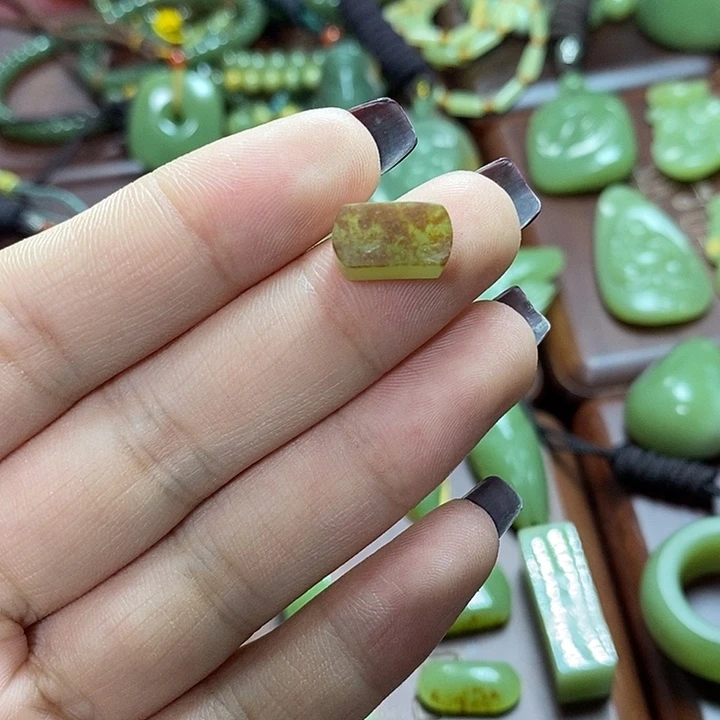 岫岩河磨玉（透闪石质玉）颈饰未镶嵌