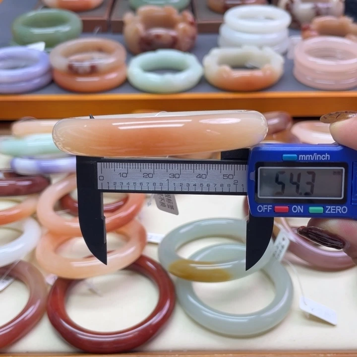 未镶嵌石英岩玉珠宝奇石