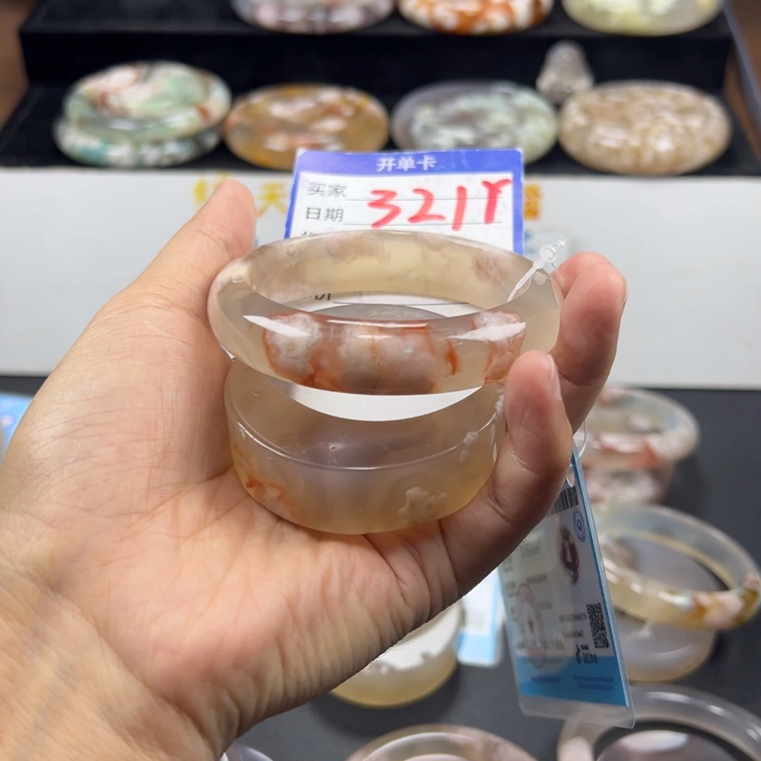 ****师石英质玉未镶嵌手镯