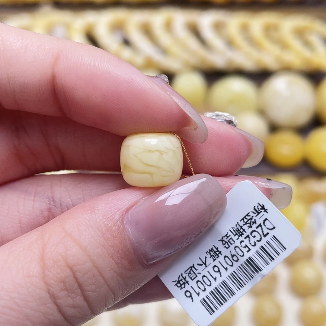 琥珀未镶嵌裸石11.3*9.4mm老型瑕