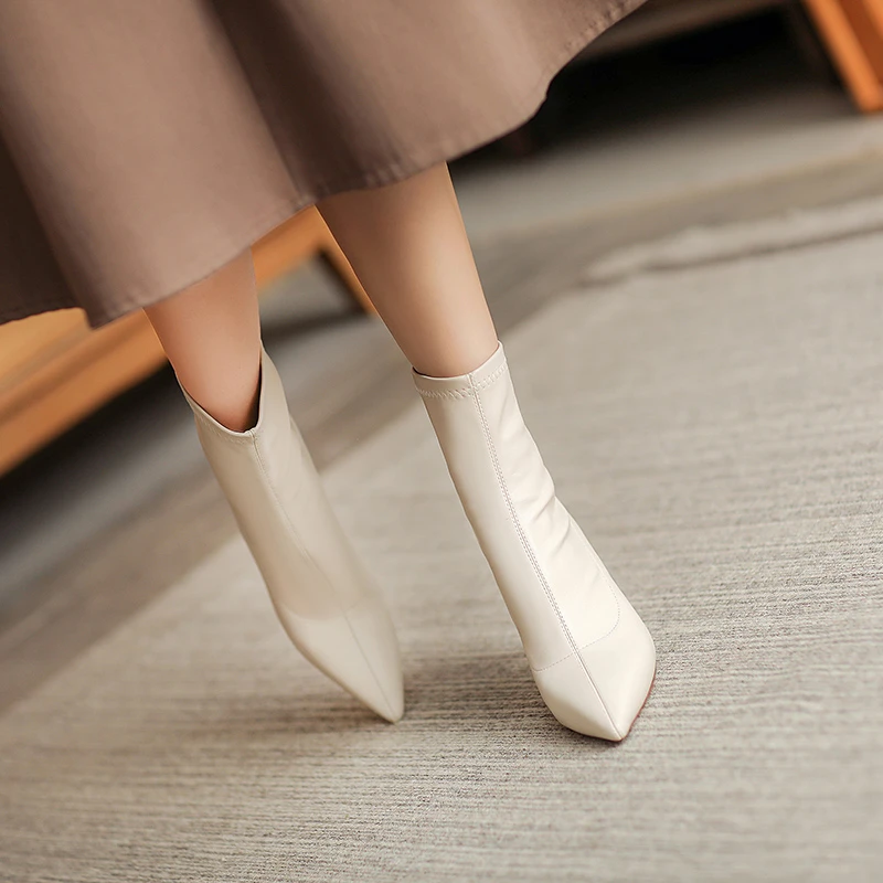 飞燕女鞋2025秋冬新款羊皮靴子气质米白色弹力瘦瘦靴舒适高跟短靴