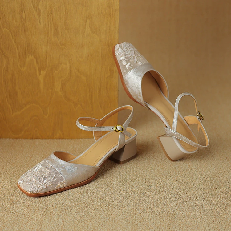 包头凉鞋蕾丝边新中式国风中跟粗跟一字带简约方头新款后空单鞋女
