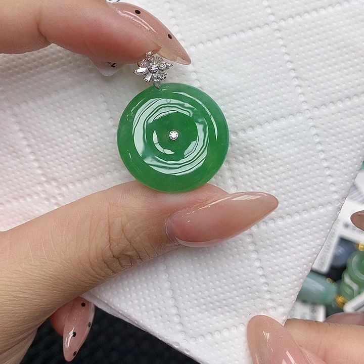 颈饰18K金镶嵌翡翠