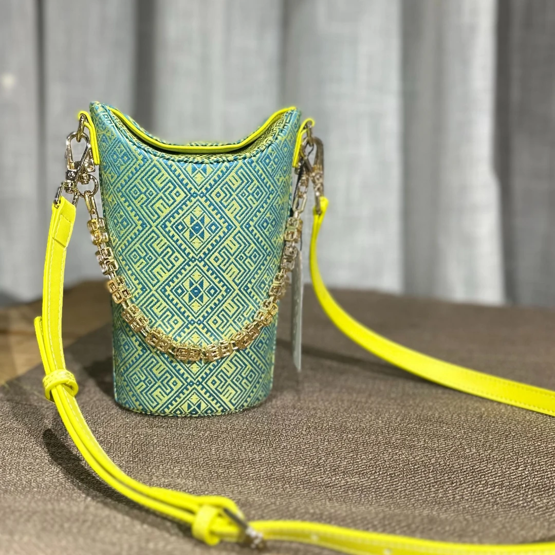 谭湘光 | 广西非遗壮锦2025年新款轻奢宝石绿双燕纹包包时尚百搭