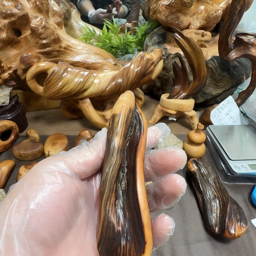 乐***呵柏木（崖柏）太行崖柏陈化黑油随型手把件