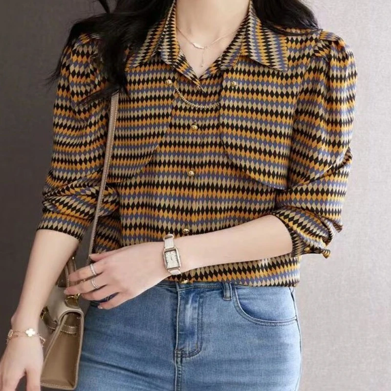 X8188【新款】咖色轻熟风拼接翻领链条几何印花衬衣