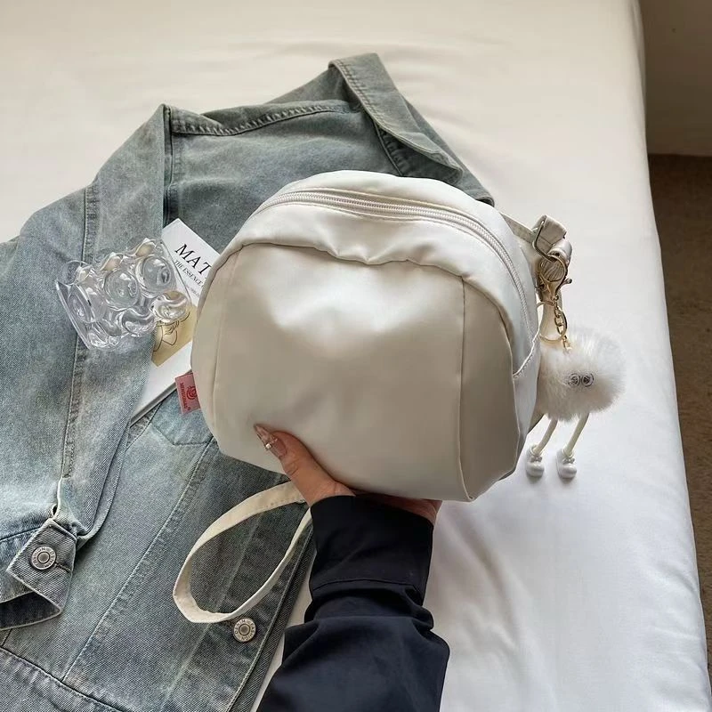 高颜值小众设计2025新款潮流尼龙贝壳包拉链轻便大容量斜挎包时尚