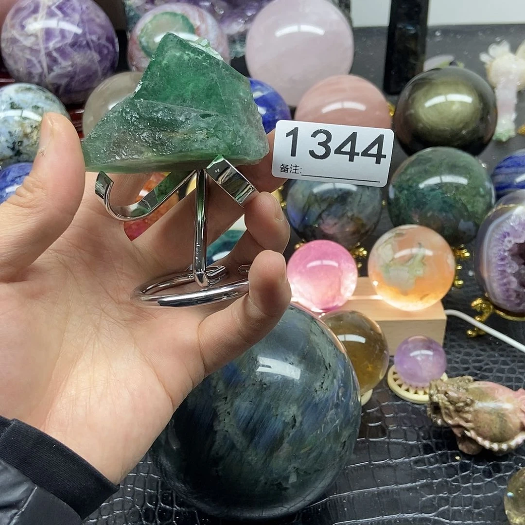 水晶摆件未镶嵌m****?摆件