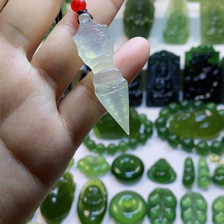 蛇纹石玉颈饰未镶嵌