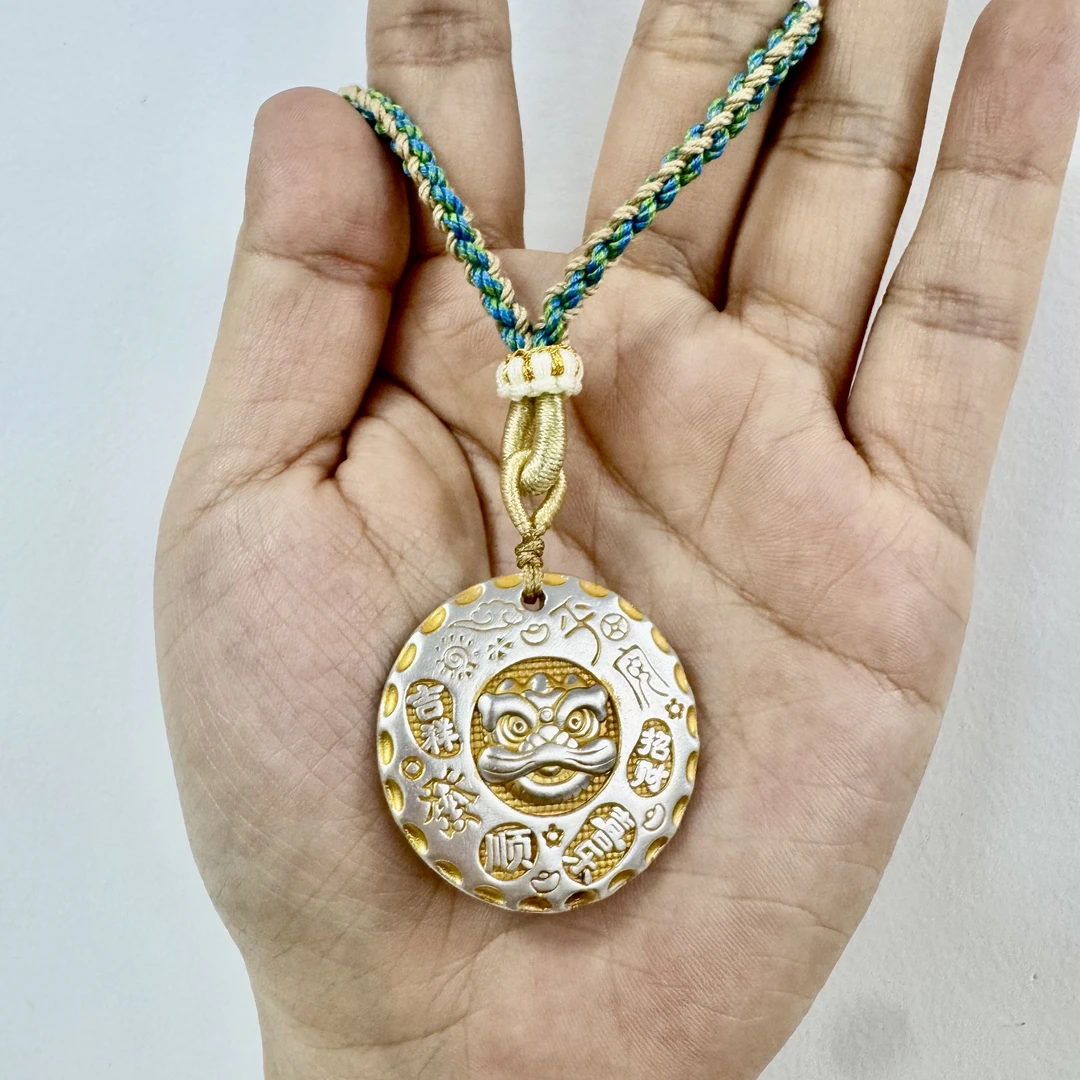 九乐 吊坠足银布艺 描金吉言醒狮绳链