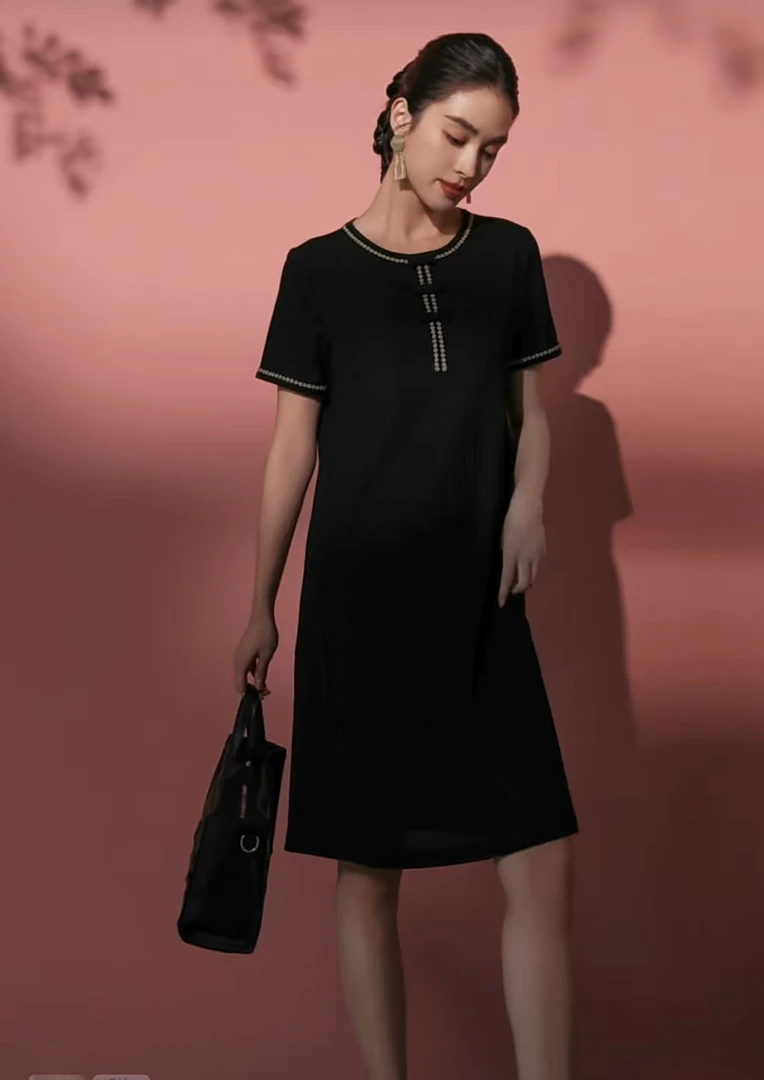 声雨竹的1p995黑色法式复古连衣裙赫本风H版显瘦气质宽松捏褶工艺