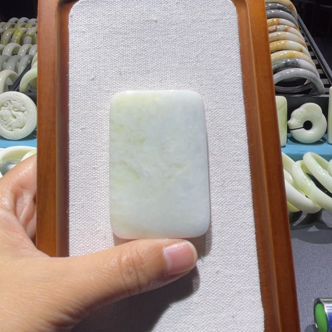 未镶嵌颈饰蓝田玉（蛇纹石化大理石玉）