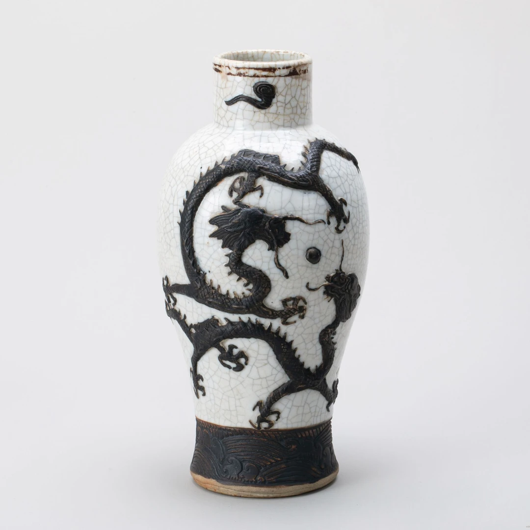 【拍卖】12、哥釉铁锈釉堆塑二龙戏珠图瓶