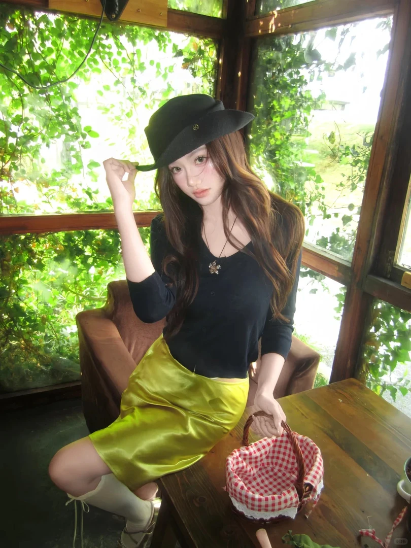 【清新氧气】2025早秋新款黑色V领正肩T恤显瘦上衣+翠绿半裙两件套