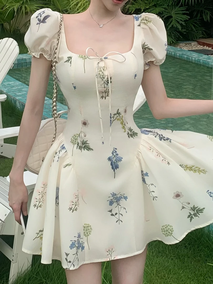 白水女【迷迭花园】夏季波西米亚风方领显瘦碎花短裙B50752115