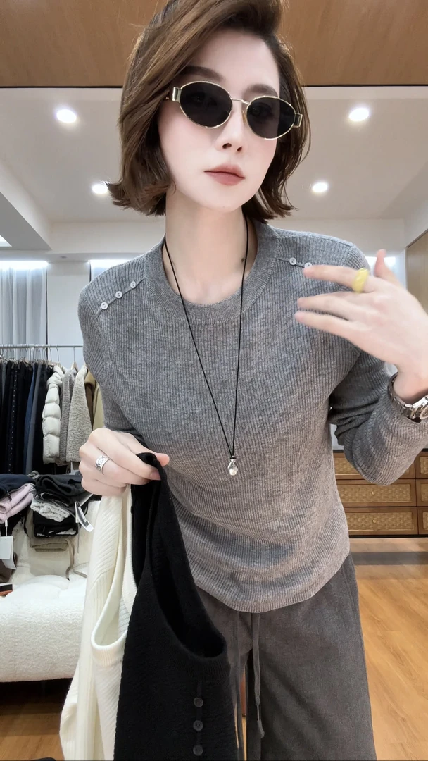 月月 2025秋冬新款极简风肩膀纽扣设计长袖针织打底衫 2511C7560