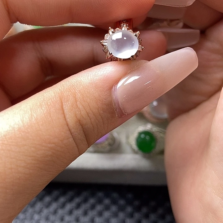 颈饰未镶嵌翡翠戒指