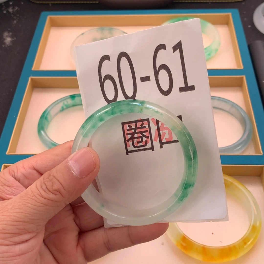 在***！1石英岩玉手镯手镯