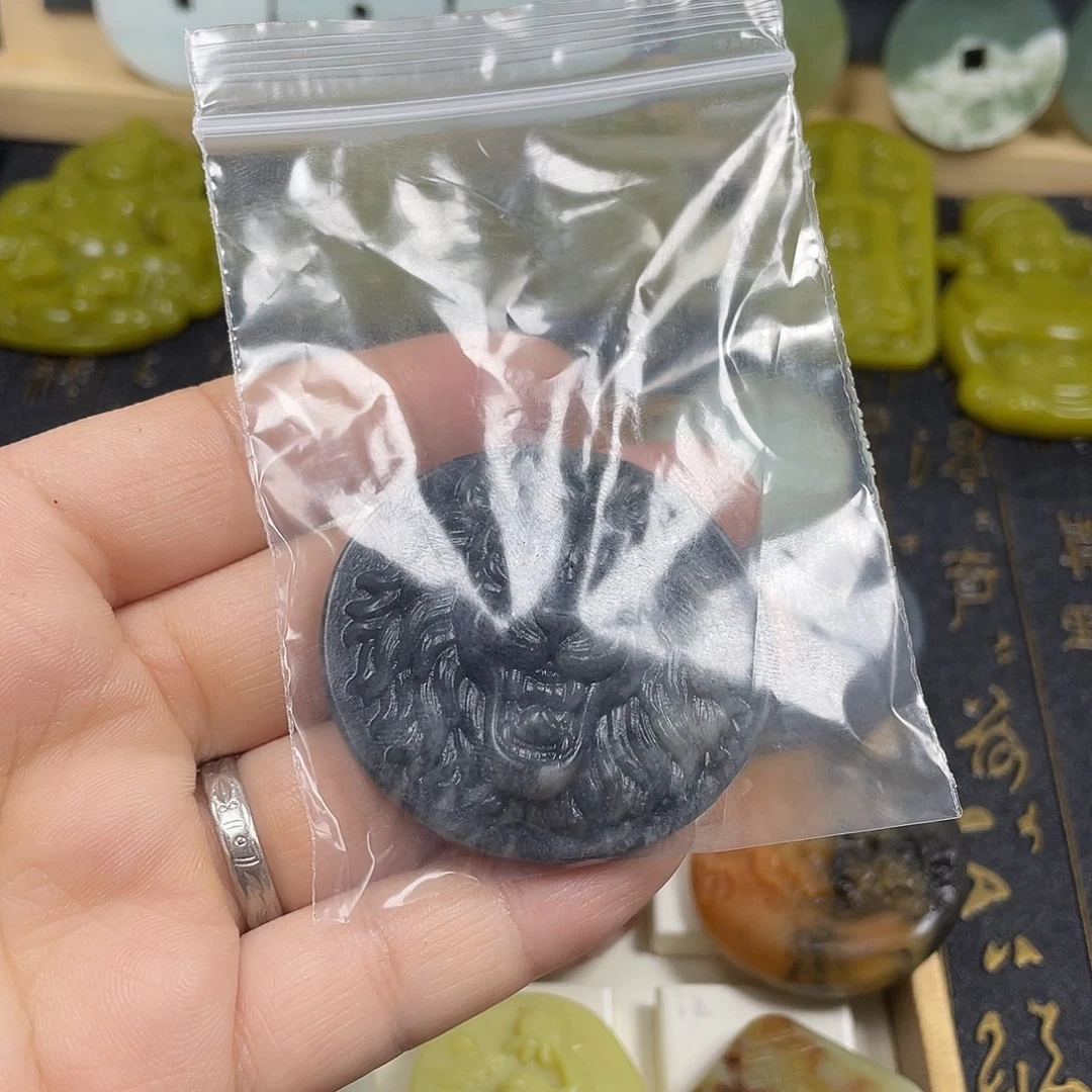 一***舟蛇纹石玉合金颈饰